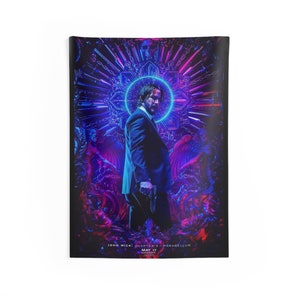 Puede incluir: Un tapiz de pared rectangular que presenta a un hombre con traje sosteniendo un arma, sobre un fondo vibrante iluminado con neón. El tapiz tiene el texto "JOHN WICK: CHAPTER 3 - PARABELLUM" y "MAY 17" en la parte inferior.