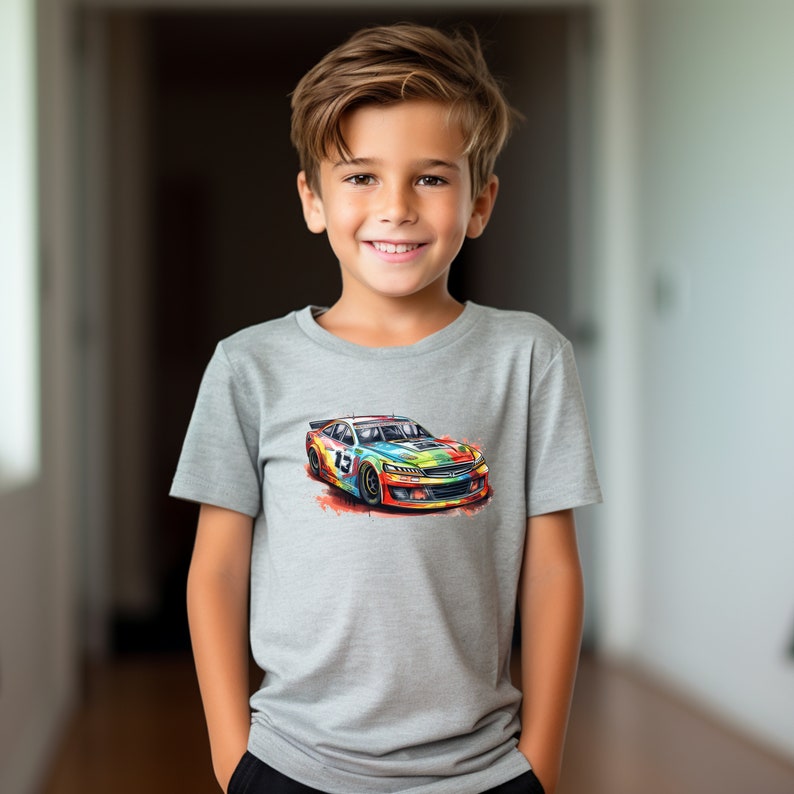 Op de afbeelding: Een grijs T-shirt met een kleurrijke illustratie van een raceauto met nummer 23.