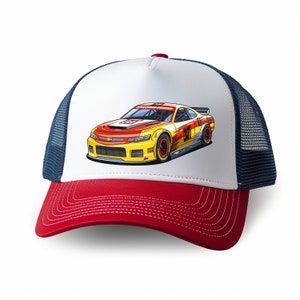 Op de afbeelding: Een witte, rode en blauwe truckercap met een cartoonafbeelding van een gele raceauto met rode, oranje en zwarte accenten. De auto heeft nummer 37 aan de zijkant en de woorden "Chevrolet Racing" op de motorkap.