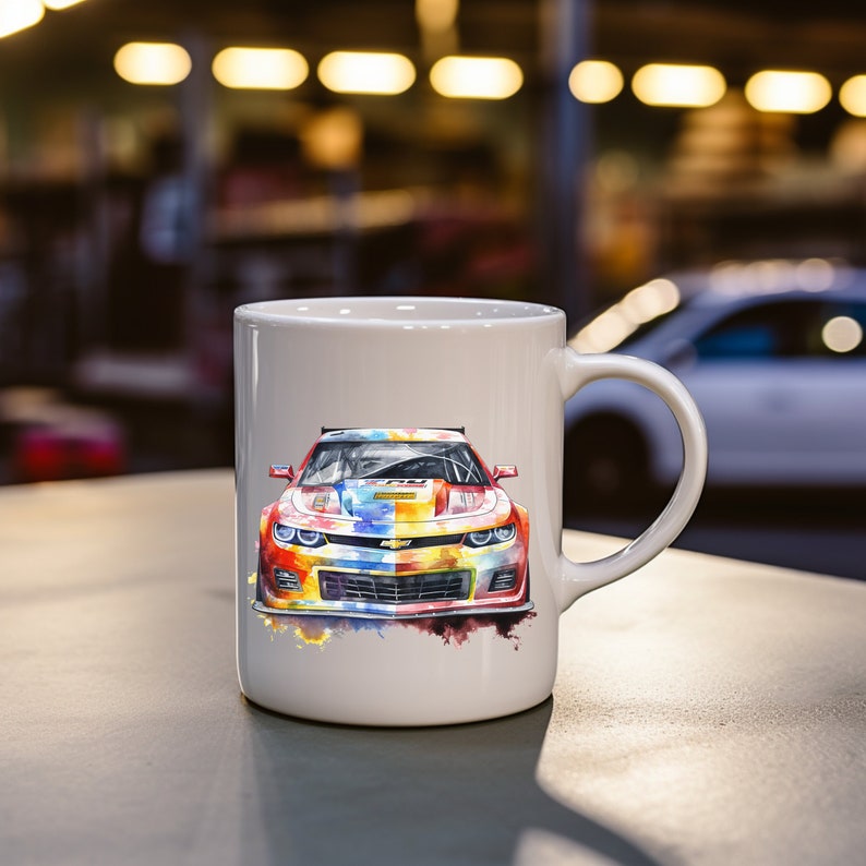 Op de afbeelding: Witte keramische mok met een kleurrijke aquarel-illustratie van een rode, gele, blauwe en groene sportwagen. De auto heeft een zwarte grille en zwarte koplampen.