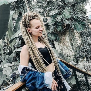 Ensemble de dreadlocks blond naturel Dryads avec dreads lisses et fines