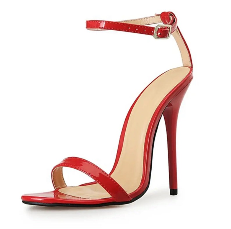 Sandales à talons aiguilles rouges, blanches et noires : boucle en cristal, bout ouvert, élégance inspirée de Valentino pour les occasions spéciales. image 6