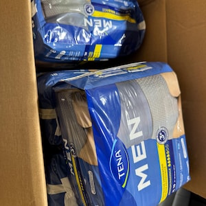 以下が含まれることがあります： 白い文字で「Welcome to our home」と書かれた素朴な木製の看板。 荒れた仕上がりとシンプルなデザインで、玄関やポーチに最適です。