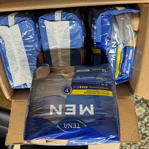 以下が含まれることがあります： 黒い持ち手と「But First, Coffee」の文字が黒い手書き風フォントで書かれた白いセラミックマグ。マグカップは白い表面に置かれています。