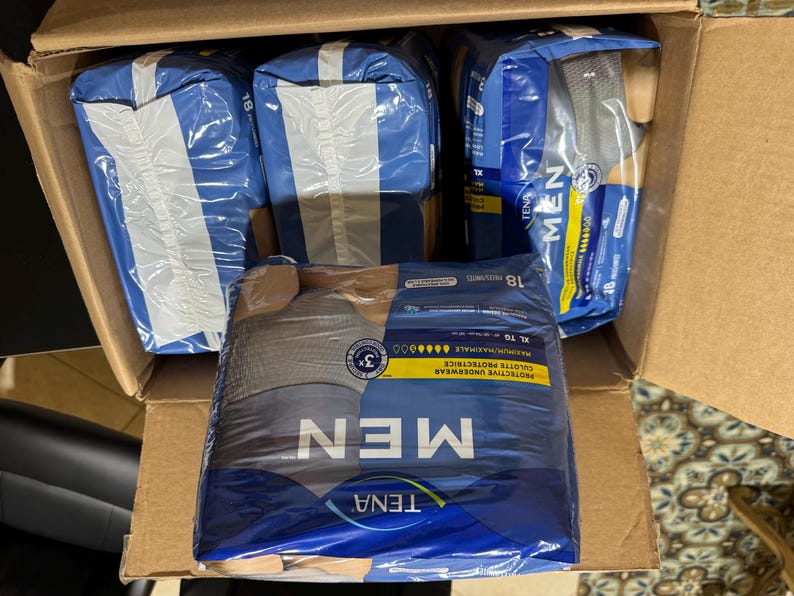 以下が含まれることがあります： 黒い持ち手と「But First, Coffee」の文字が黒い手書き風フォントで書かれた白いセラミックマグ。マグカップは白い表面に置かれています。