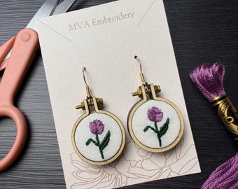 ピンクと黄色の花の刺繍のイヤリング：レトロなチューリップの