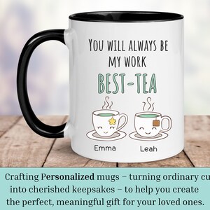 Pu&ograve; includere: Una tazza in ceramica bianca con un manico nero. La tazza ha un bordo nero e dice "You will always be my work best-tea" con due tazze da t&egrave; di cartoni animati con facce e i nomi "Emma" e "Leah" sotto.