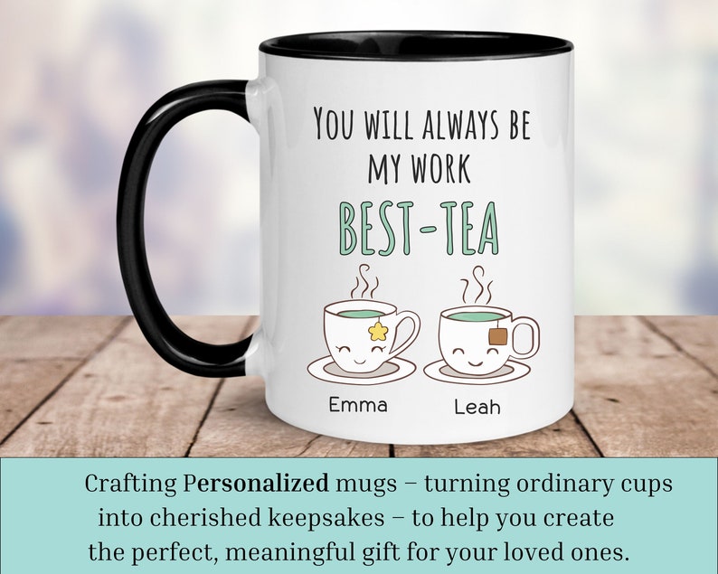 Pu&ograve; includere: Una tazza in ceramica bianca con un manico nero. La tazza ha un bordo nero e dice "You will always be my work best-tea" con due tazze da t&egrave; di cartoni animati con facce e i nomi "Emma" e "Leah" sotto.