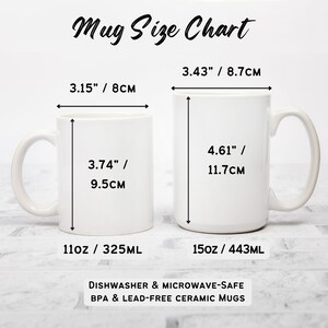 Pu&ograve; includere: Una tabella delle dimensioni per due tazze in ceramica bianca. La tazza pi&ugrave; piccola &egrave; da 11 once o 325 millilitri e la tazza pi&ugrave; grande &egrave; da 15 once o 443 millilitri. Entrambe le tazze sono lavabili in lavastoviglie e al microonde e sono prive di BPA e piombo.