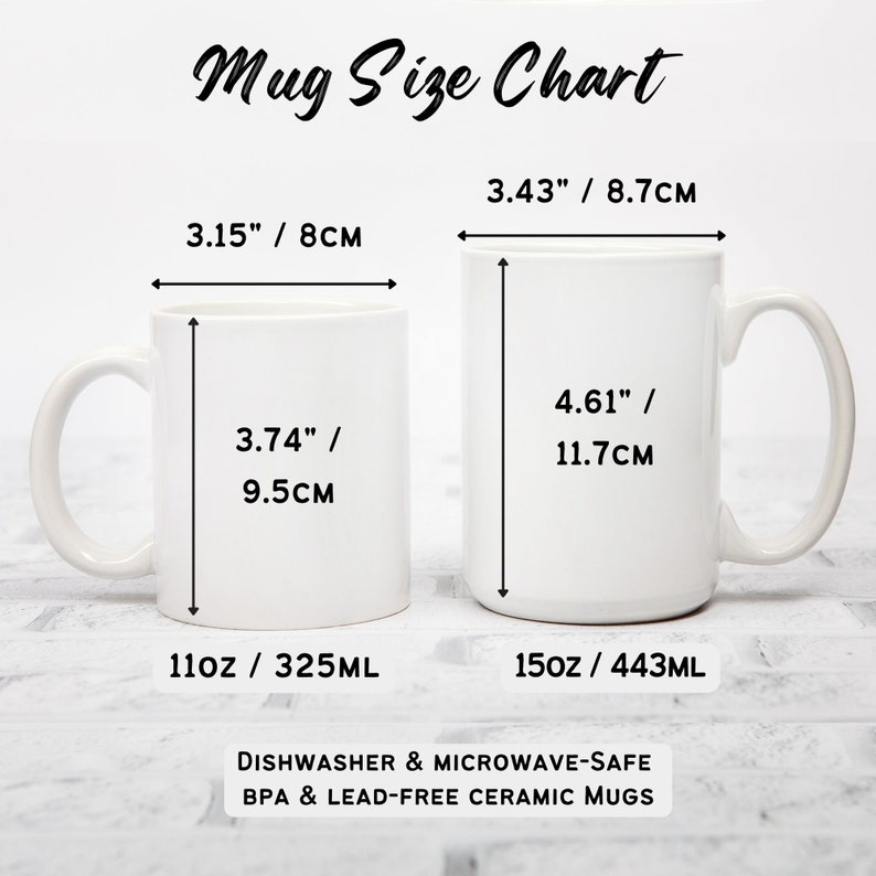 Pu&ograve; includere: Una tabella delle dimensioni per due tazze in ceramica bianca. La tazza pi&ugrave; piccola &egrave; da 11 once o 325 millilitri e la tazza pi&ugrave; grande &egrave; da 15 once o 443 millilitri. Entrambe le tazze sono lavabili in lavastoviglie e al microonde e sono prive di BPA e piombo.