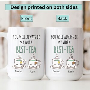 Pu&ograve; includere: Una tazza in ceramica bianca con un design nero e verde. La tazza ha il testo "You will always be my work best-tea" con due tazze di t&egrave; dei cartoni animati con facce e i nomi "Emma" e "Leah".