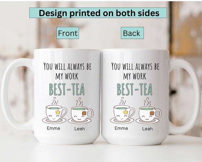 Pu&ograve; includere: Una tazza in ceramica bianca con un design nero e verde. La tazza ha il testo "You will always be my work best-tea" con due tazze di t&egrave; dei cartoni animati con facce e i nomi "Emma" e "Leah".