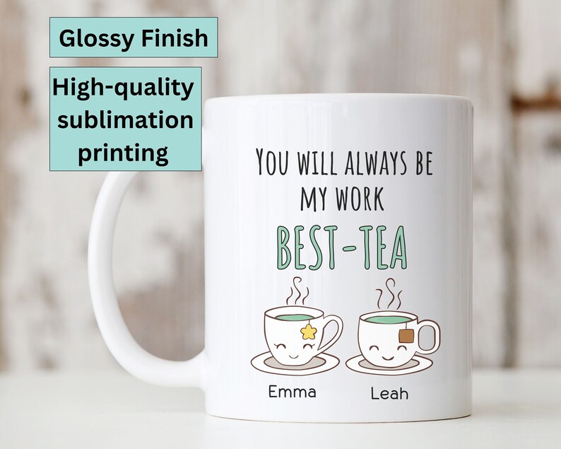 Pu&ograve; includere: Una tazza in ceramica bianca con un design verde e nero che presenta due tazzine da t&egrave; con facce e il testo "You will always be my work best-tea". I nomi "Emma" e "Leah" sono stampati sotto le tazzine da t&egrave;.