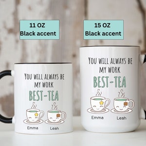 Pu&ograve; includere: Una tazza in ceramica bianca con bordo e manico neri. La tazza presenta un design verde e nero con il testo "You will always be my work best-tea" e due tazze da t&egrave; disegnate con i nomi "Emma" e "Leah".