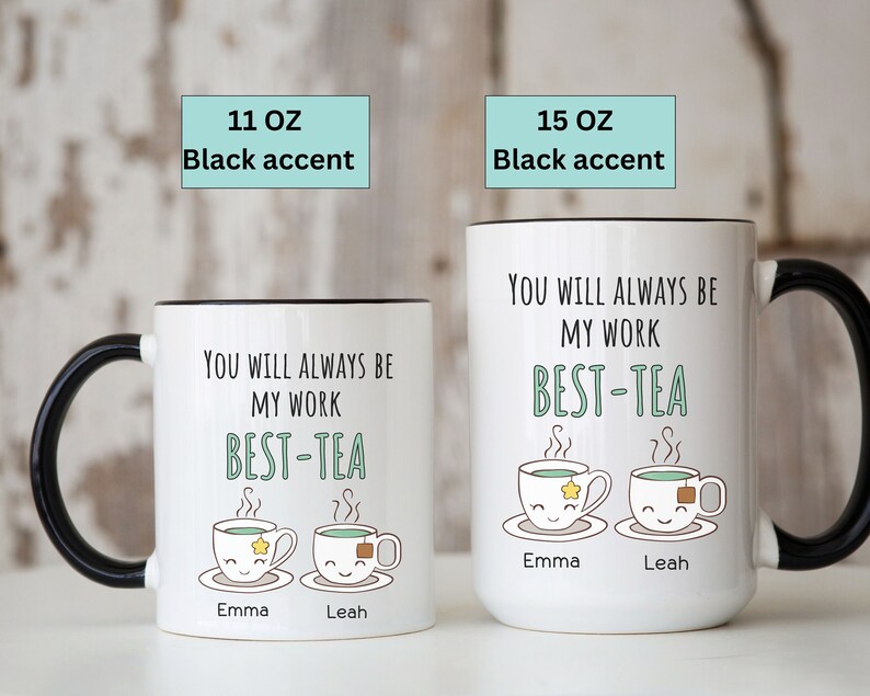 Pu&ograve; includere: Una tazza in ceramica bianca con bordo e manico neri. La tazza presenta un design verde e nero con il testo "You will always be my work best-tea" e due tazze da t&egrave; disegnate con i nomi "Emma" e "Leah".