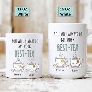 Pu&ograve; includere: Due tazze in ceramica bianca con manici. Le tazze hanno un design con due tazzine da t&egrave; con facce e il testo "You will always be my work best-tea". Le tazzine da t&egrave; sono etichettate "Emma" e "Leah". Le tazze sono disponibili nelle dimensioni 11 oz e 15 oz.