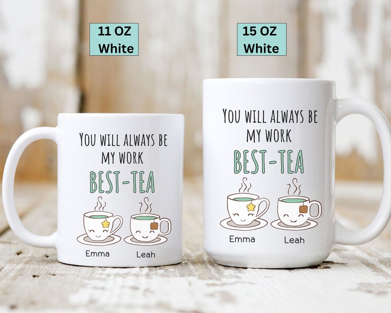 Pu&ograve; includere: Due tazze in ceramica bianca con manici. Le tazze hanno un design con due tazzine da t&egrave; con facce e il testo "You will always be my work best-tea". Le tazzine da t&egrave; sono etichettate "Emma" e "Leah". Le tazze sono disponibili nelle dimensioni 11 oz e 15 oz.