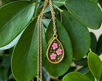 Collar de flores prensadas en forma de lágrima / Dorado / Plateado / Rosa / Blanco / Hecho a mano / Floral / Resina / Delicado / Flores reales / Inspirado en la naturaleza /