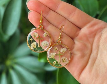 Pendientes de resina con flores prensadas / Dorados / Plateados / Delicados / Hechos a mano / Florales / Cruz / Joyería de fe / Regalo cristiano / Inspirados en la naturaleza /