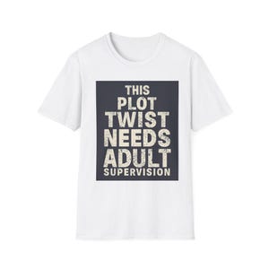Camiseta con la frase "Este giro argumental necesita supervisión adulta" / Camiseta con cita divertida de película / Regalo para maratones de series