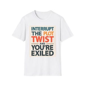Puede incluir: Una camiseta blanca de manga corta con un gráfico central que muestra el texto "INTERRUPT THE PLOT TWIST AND YOU'RE EXILED" en letras de bloque azul oscuro, naranja y rojo sobre un fondo rectangular beige claro con textura desgastada.