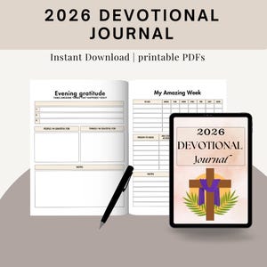 Puede incluir: Un diario devocional digital para 2026, mostrado en una tableta y un cuaderno abierto. La tableta muestra una cruz con una tela morada y hojas de palma. Las páginas del cuaderno incluyen secciones para la gratitud y la planificación semanal. Un bolígrafo negro descansa sobre el cuaderno.
