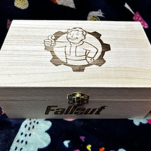 Skrzynia drewniana Vault Tec grawerowana