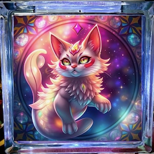 Può includere: Un gatto bianco con pelliccia rosa e viola, occhi luminosi e un diamante sulla testa. Il gatto è seduto in un cerchio di luci e stelle colorate.
