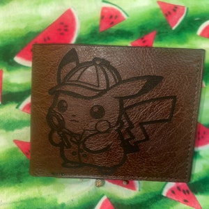 carteira de couro gravado detetive pikachu para família e amigos