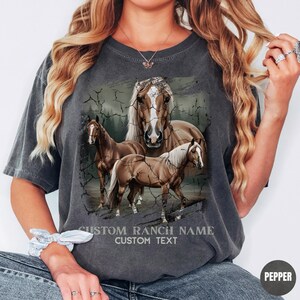 Camiseta Coastal Cowgirl Comfort Colors, Camiseta personalizada estilo boho western con estampado de mustang salvaje, Diseño de rodeo, Ropa de rancho, Regalo para amantes de la equitación imagen 2