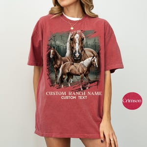 Camiseta Coastal Cowgirl Comfort Colors, Camiseta personalizada estilo boho western con estampado de mustang salvaje, Diseño de rodeo, Ropa de rancho, Regalo para amantes de la equitación imagen 5