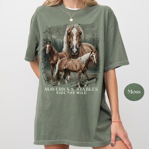 Camiseta Coastal Cowgirl Comfort Colors, Camiseta personalizada estilo boho western con estampado de mustang salvaje, Diseño de rodeo, Ropa de rancho, Regalo para amantes de la equitación imagen 4
