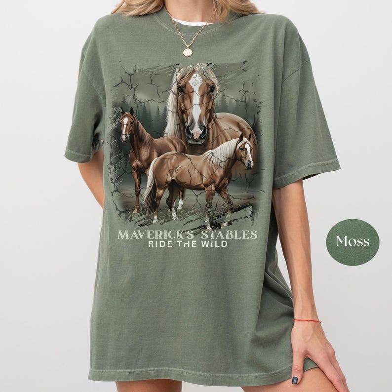 Camiseta Coastal Cowgirl Comfort Colors, Camiseta personalizada estilo boho western con estampado de mustang salvaje, Diseño de rodeo, Ropa de rancho, Regalo para amantes de la equitación imagen 4