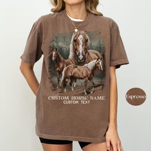 Camiseta Coastal Cowgirl Comfort Colors, Camiseta personalizada estilo boho western con estampado de mustang salvaje, Diseño de rodeo, Ropa de rancho, Regalo para amantes de la equitación imagen 3