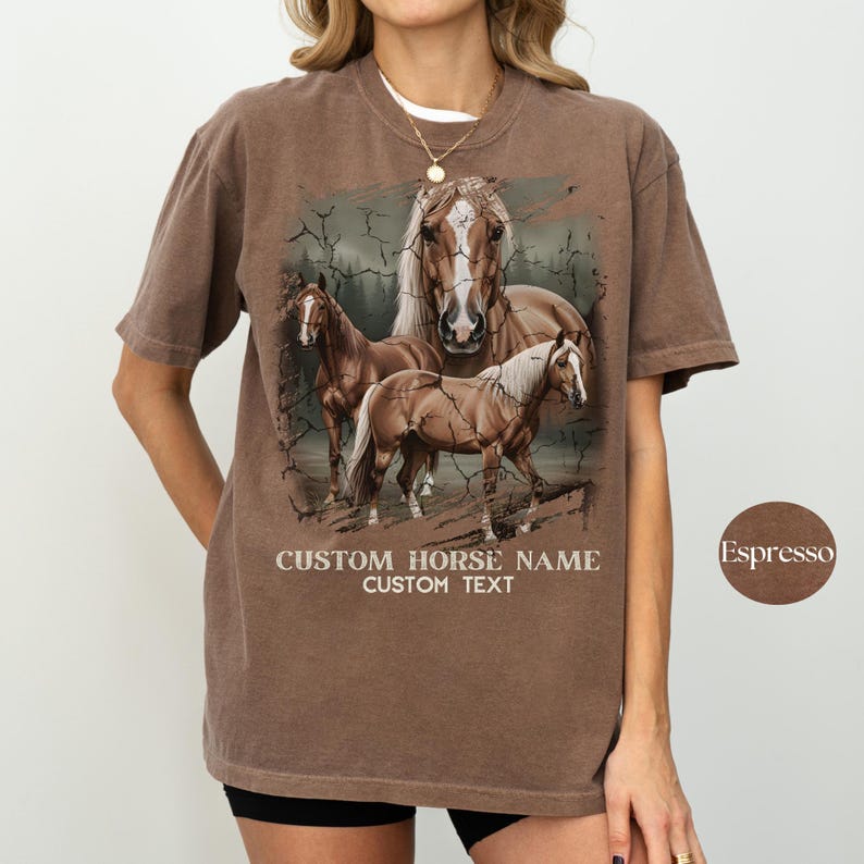 Camiseta Coastal Cowgirl Comfort Colors, Camiseta personalizada estilo boho western con estampado de mustang salvaje, Diseño de rodeo, Ropa de rancho, Regalo para amantes de la equitación imagen 3