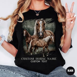 Camiseta Coastal Cowgirl Comfort Colors, Camiseta personalizada estilo boho western con estampado de mustang salvaje, Diseño de rodeo, Ropa de rancho, Regalo para amantes de la equitación imagen 1
