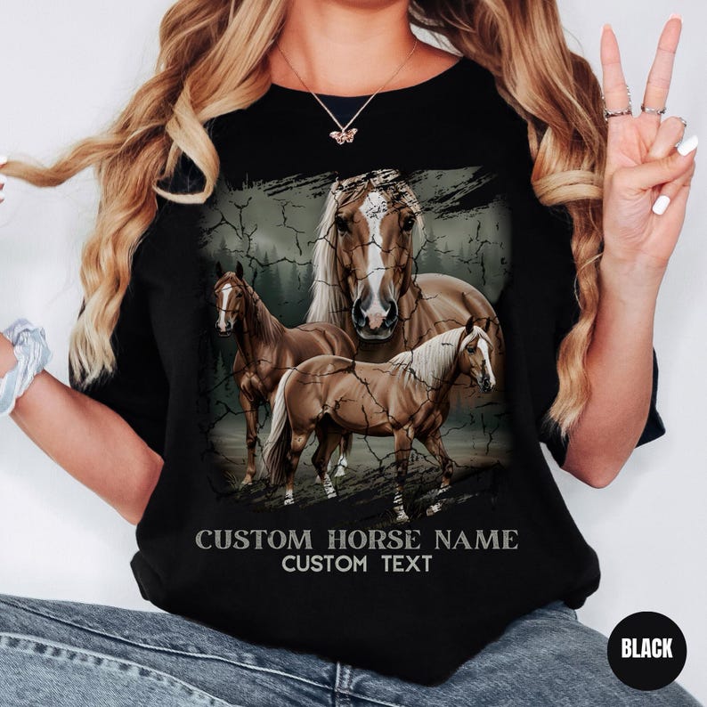 Camiseta Coastal Cowgirl Comfort Colors, Camiseta personalizada estilo boho western con estampado de mustang salvaje, Diseño de rodeo, Ropa de rancho, Regalo para amantes de la equitación imagen 1