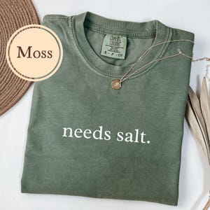 Cooking Shirt, Comfort Colors® Needs Salt, Baking Gifts, Funny Baker Tshirt, Food T Shirt, Gift For Chef afbeelding 3