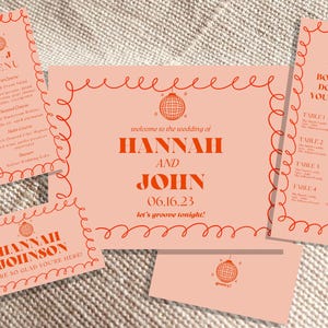 Può includere: Set di inviti di nozze a tema palla da discoteca. Gli inviti sono rosa con testo rosso e una grafica di palla da discoteca rossa. Il testo sugli inviti include i nomi Hannah e John, la data 06.16.23 e la frase "let's groove tonight!"