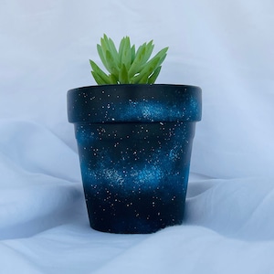 Black pot with galaxies, gift for friends, planter pot, hand painted pot, pot with blue galaxies, hand painted pot, maceta negra con galaxia