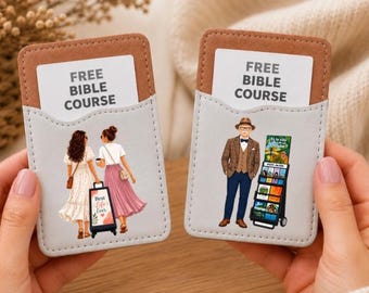 Puede incluir: Dos tarjeteros adhesivos de color gris claro con borde marrón, cada uno con una tarjeta blanca insertada que dice FREE BIBLE COURSE. Uno muestra una ilustración de dos personas con un cartel Best Life Ever, el otro una persona con un carrito.
