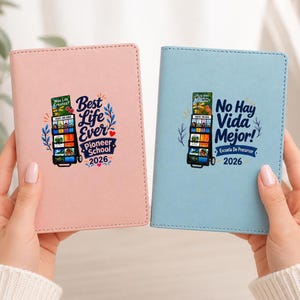 Peut inclure: Un carnet rectangulaire rose clair et un bleu clair. Le carnet rose présente un graphique de présentoir de littérature avec le texte Best Life Ever Pioneer School 2026. Le carnet bleu présente un graphique similaire avec le texte No Hay Vida Mejor Escuela De Precursor 2026.