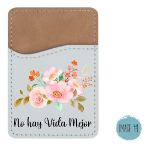 Peut inclure: Un porte-cartes de téléphone bleu clair et beige avec un motif floral. Le motif floral présente des fleurs roses et oranges avec des feuilles vertes. Le texte "No hay Vida Mejor" est imprimé au bas du porte-cartes.