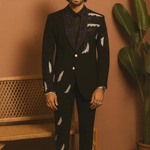 Czarny garnitur smokingowy Armani z kryształkami – strój pana młodego szyty na zamówienie