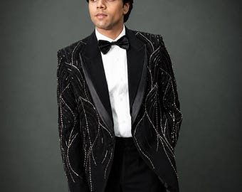 Traje de novio negro con bordados a mano, blazer con adornos de ondas abstractas, solapa de pico de satén.