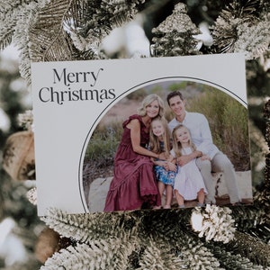Modèle de carte photo de famille joyeux Noël, modèle de carte rétro joyeux Noël, carte de vacances moderne avec photos, modèle de carte photo arquée