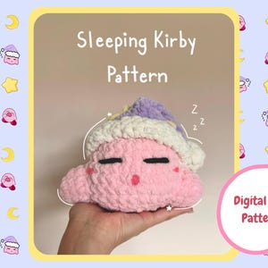 Może przedstawiać: Różowy szydełkowy pluszak Kirby w fioletowo-białej czapce do spania. Obraz zawiera tekst "Sleeping Kirby Pattern" i "Digital PDF Pattern". Tło ma powtarzający się wzór Kirby'ego, księżyców i gwiazd.