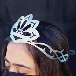 Handmade Antique-Style Metal Crown: Sovereign Kingship for Cosplay