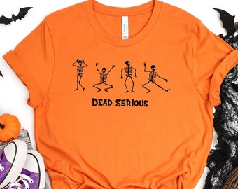 Dead Serious Halloween Tee à manches courtes, Squelette Halloween, T-shirt Spooky Skeletons, Chemise d’Halloween, Tee squelette, Chemise d’Halloween drôle