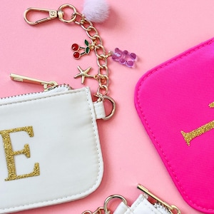 Charme Schlüsselbund Münze Geldbörse Mädchen Rosa Monogramm Brieftasche Tochter Rucksack Zubehör Reise Schlüsselbund Benutzerdefinierte Geldbörse Charme für Teenager Schmuck Halter